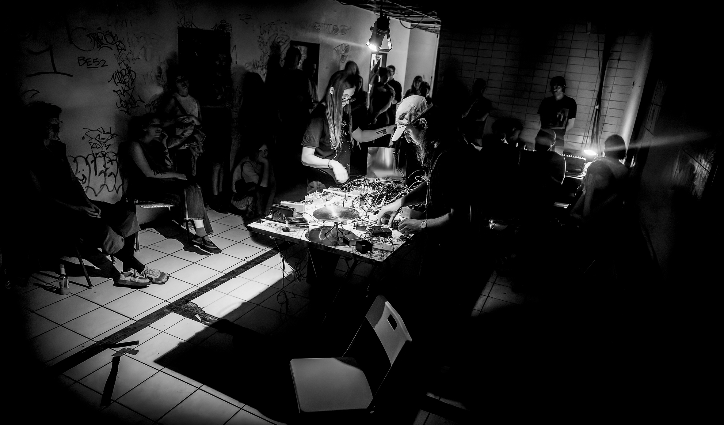 Liveset by IEOGM, photo by orange ear
